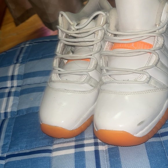 Jordan bright orange 11s - Picture 2 of 4